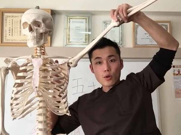 四十肩 五十肩は20代 30代でも発症する可能性が そのメカニズムとは 年7月14日 ウーマンエキサイト 1 2 四十肩 五十肩は20代 30代でも発症する可能性が そのメカニズムとは 年7月14日 ウーマンエキサイト 1 2