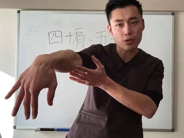 背中に腕が回らない！四十肩・五十肩にできるセルフケア方法紹介