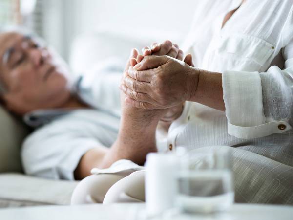 夫が亡くなる前、病院のベッドで手を握りながら妻が…　その言葉に涙