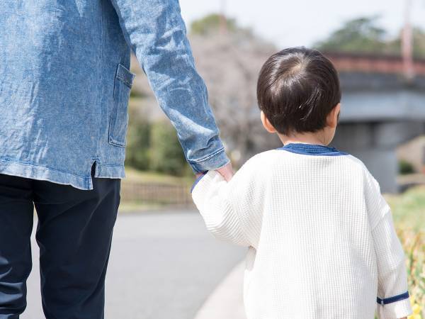 「悪い人ではなさそう」「救われた」　息子と散歩中、正体不明の男性が近寄ってきて？