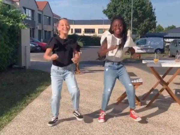 笑顔が止まらない！　１０歳の少女のダンスを『大人の女性』が再現したら？