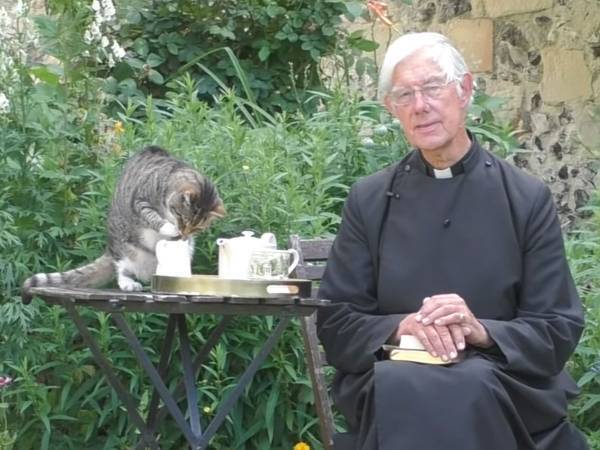 「全視聴者が猫に目線を奪われた」　説教中に起きた珍ハプニングとは