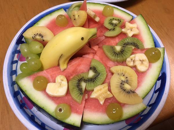 風呂上がりの妻にスイカを持ってきた夫　ただ切っただけかと思いきや…？