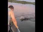 湖でボートに乗っていた家族　目の前に現れた『かわいそうな動物』に目を疑う