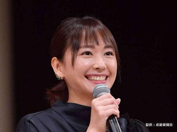 新垣結衣が新垣結衣を背景に自撮り？　「かわいさダブルで幸せしかない」