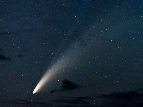 思っていたより『君の名は。』だった…　彗星を撮影した結果？【２枚】