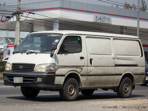 代車の『ハイエース』でガソリンスタンドに行ったら…給油口を開けて、言葉を失う！