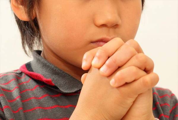 仏壇に手を合わせる息子の『お願い』　内容に「笑った」「将来有望すぎる」