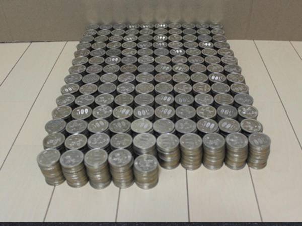 ５００円玉を集め続けて６年間…　ついに、貯金箱がいっぱいに！