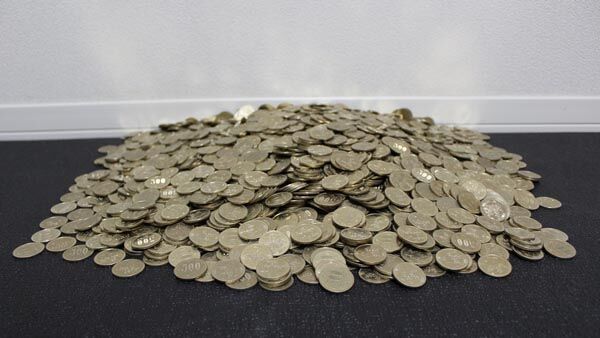 ５００円玉を集め続けて６年間…　ついに、貯金箱がいっぱいに！
