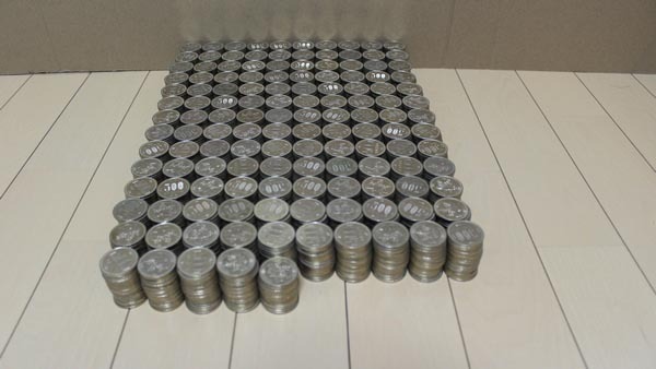 ５００円玉を集め続けて６年間…　ついに、貯金箱がいっぱいに！