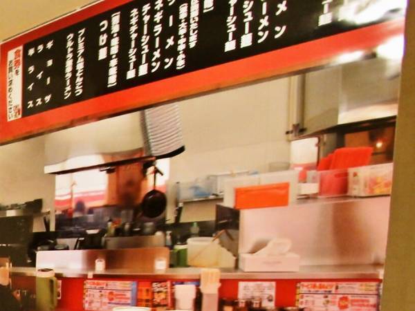 ラーメン店の中にベッド…！？　異色の光景に、ネット上がざわつく