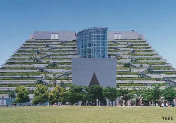 『６０年後に森になるビル』　そんなアホなと鼻で笑ったのは２５年前だった…今の姿とは？