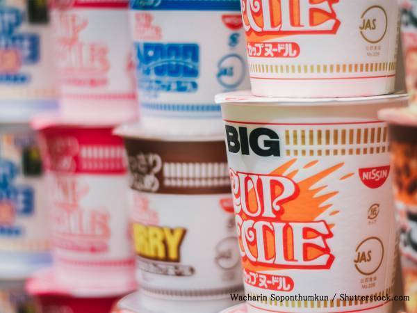 カップヌードルの『流行語パッケージ』に、ナウなヤングがアゲアゲ　「笑った」「懐かしすぎ」