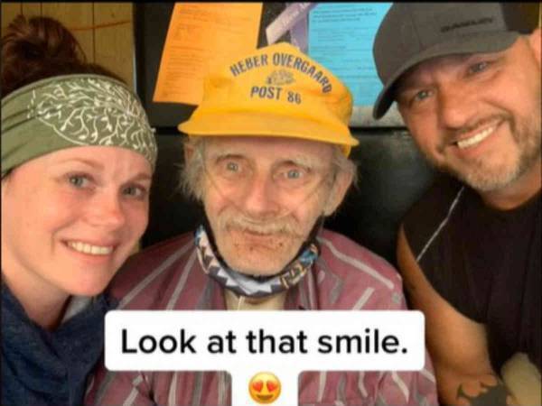 車で道に迷ったおじいさんに出会ったカップル　『親切すぎる』行動に人々が涙