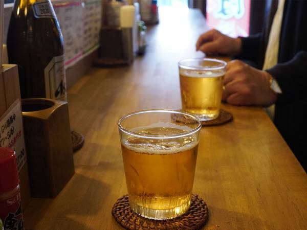 店員と会話をしないでお酒を楽しむ常連客　ある日、声をかけられ衝撃の事実を知る