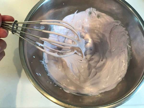 こんな方法あったなんて！生クリームがあっという間に泡立つライフハック