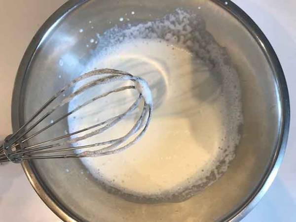 こんな方法あったなんて！生クリームがあっという間に泡立つライフハック