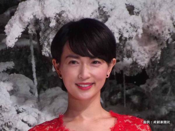 長谷川京子、色気ムンムンなオフショットを公開！　「女でも惚れる…」「胸元にしか目がいかない」