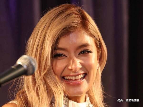 ローラ 体にピタッとしたワンピ姿に さすがすぎる 太ももにも注目集まる 年7月31日 ウーマンエキサイト 1 2