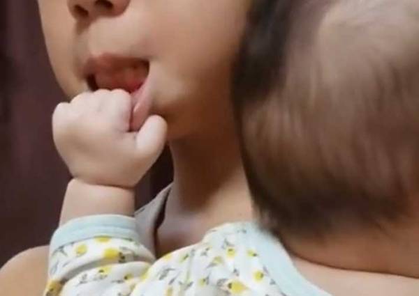 「息子の持つとこココ」　無慈悲な写真に大反響