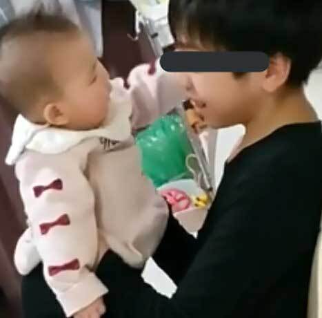 「息子の持つとこココ」　無慈悲な写真に大反響