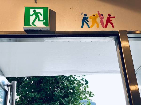 「ミドリに何かあったな…」　非常口のマークに裏ストーリーが！？