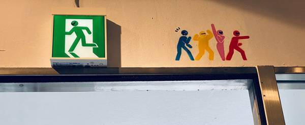 「ミドリに何かあったな…」　非常口のマークに裏ストーリーが！？