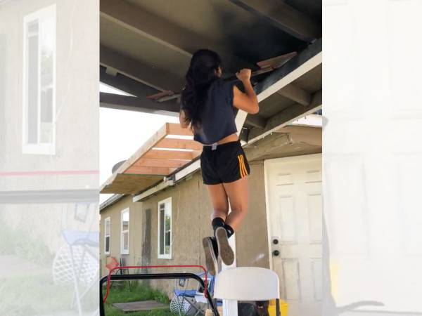 犬の『勘違い』に悶絶！　「かわいすぎ」「かしこい！」と称賛の声