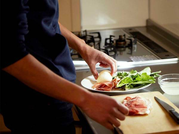 料理ができずに泣いていた妻　帰宅した夫の『行動』に、１３万人がほろり