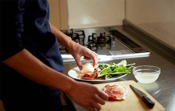 料理ができずに泣いていた妻　帰宅した夫の『行動』に、１３万人がほろり