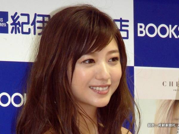 伊藤千晃のマスク着用コーデに「そう来るか」　隠せない美人オーラに目が釘付け！