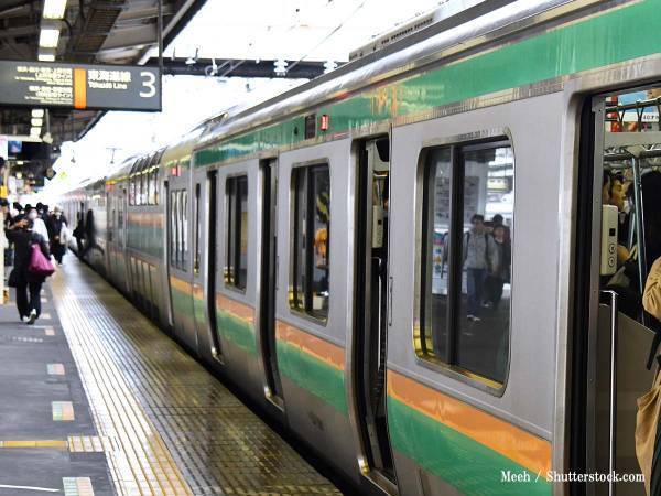 電車でもめる酔っぱらいと高校男児　乗客が見て見ぬふりをしていると…