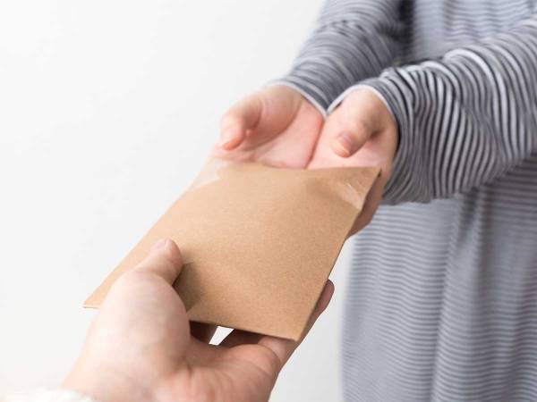 父親とギクシャクしていた娘　ある日『茶封筒』を手渡されて…