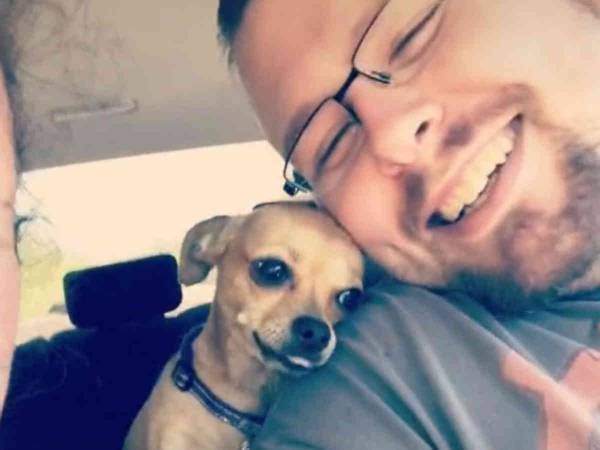 「彼は私のもの！」　飼い主の男性が大好きな犬　妻の目の前でイチャイチャ