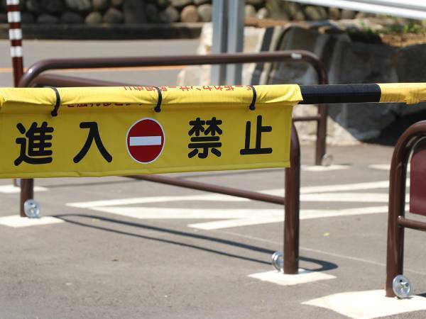 「金を入れるのは待て！」　精算機で料金を払おうとすると、高齢男性に止められて…