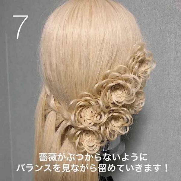 「わかんない！」「理解不能！」　大勢がざわついた『薔薇のまとめ髪』の作り方とは…