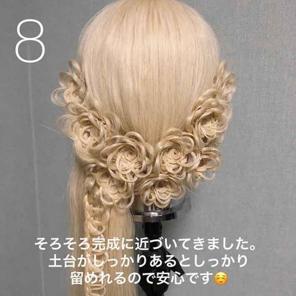 「わかんない！」「理解不能！」　大勢がざわついた『薔薇のまとめ髪』の作り方とは…