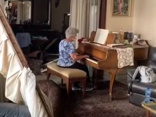 爆風によって家具が散乱する家　その中で高齢女性がとった行動に涙が止まらない