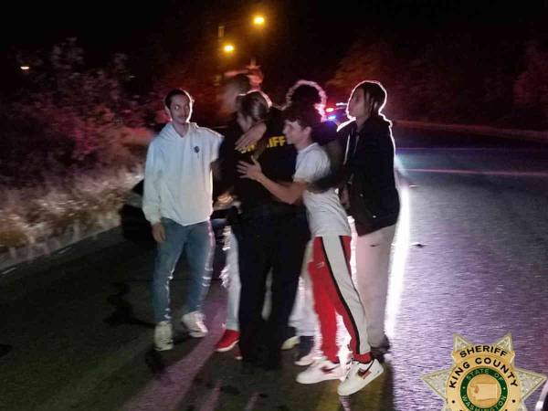 「彼女から手を離せ！」　男に首を絞められていた女性警官を救ったのは？