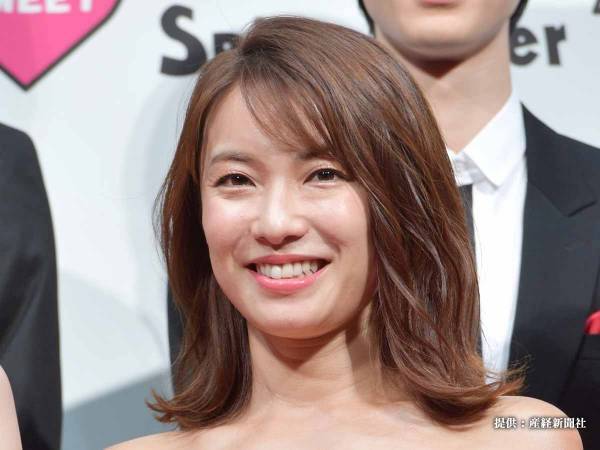 内山理名が胸元がざっくり開いたサマーショットを公開！　「おいしそう」と手に持ったものにも注目集まる