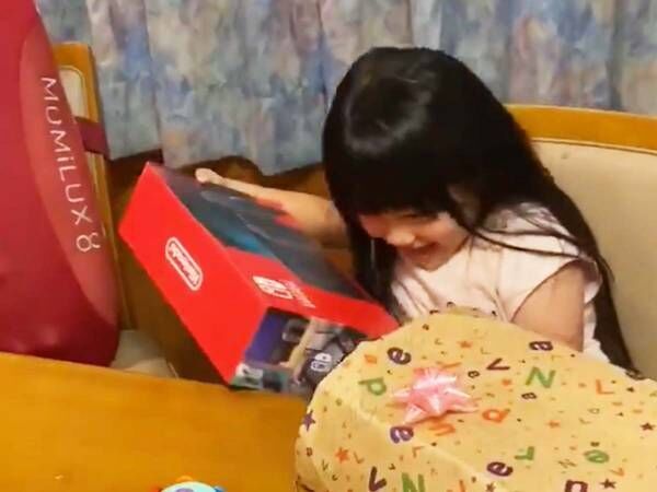 プレゼントに大喜びする娘の 衝撃的なひと言 父親が言葉を失った理由は 年8月12日 ウーマンエキサイト 1 2