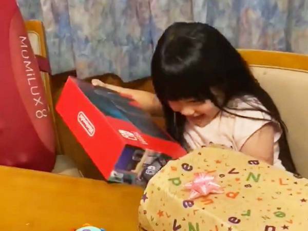 プレゼントに大喜びする娘の『衝撃的なひと言』　父親が言葉を失った理由は…