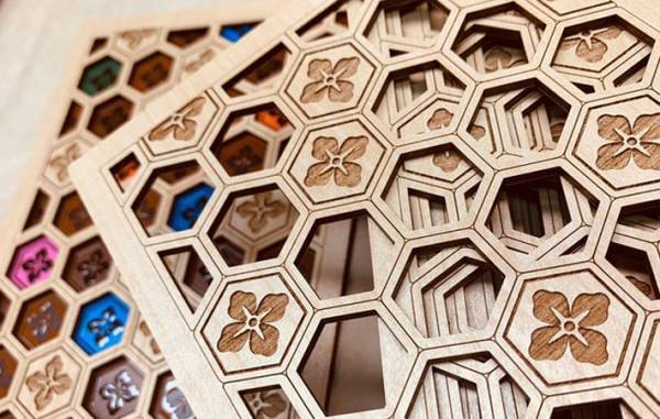 「ますますありがたい気持ちになった…」繊細な美しさにハッとする　木製の御朱印帳