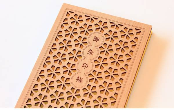 「ますますありがたい気持ちになった…」繊細な美しさにハッとする　木製の御朱印帳