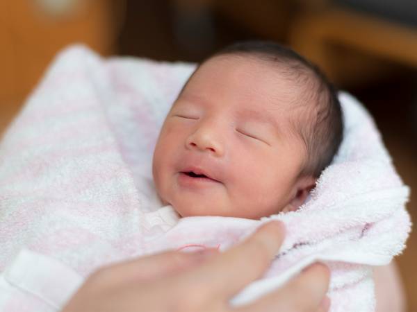 なんて神々しい…　赤ちゃんを包むおくるみが「斬新すぎる」と話題