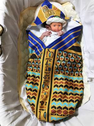 なんて神々しい…　赤ちゃんを包むおくるみが「斬新すぎる」と話題