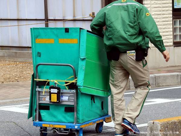 配達員に手紙を書いて渡した息子　すると後日、再び荷物を届けに来ると…？