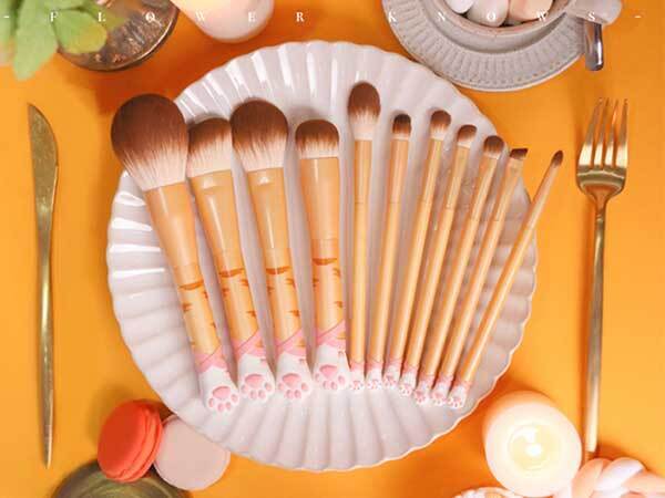 「これはなんニャ！？」　猫好きの間で話題の　『メイクブラシ』がこちら…！