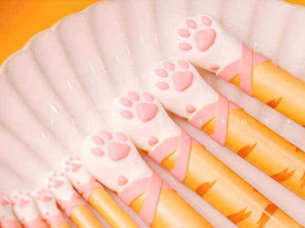 「これはなんニャ！？」　猫好きの間で話題の　『メイクブラシ』がこちら…！